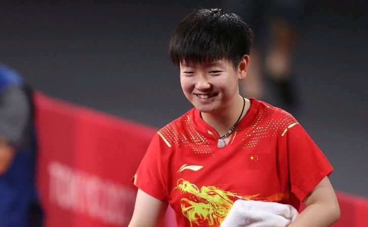 美女脱掉内裤让男人捅